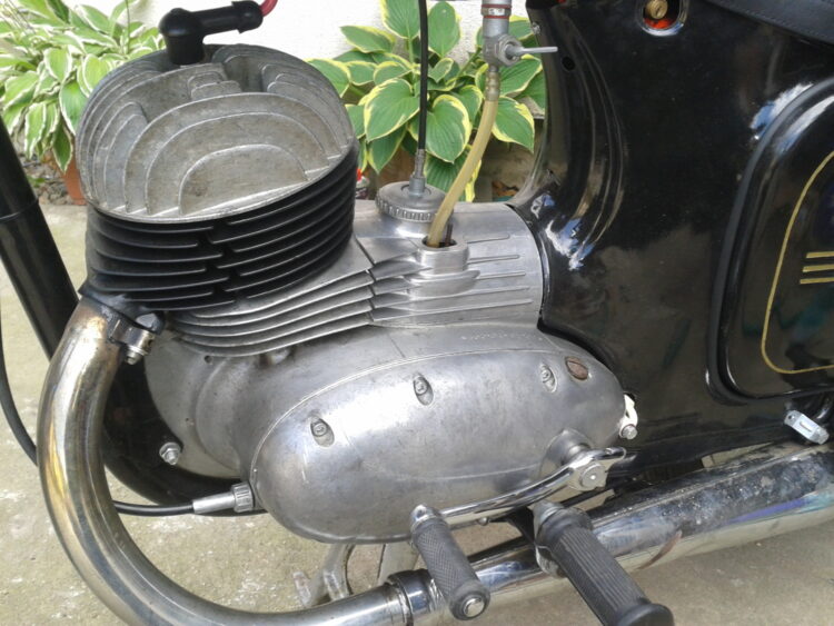 ČZ 125 typ 453 z roku 1961 – Přidřený válec [4]