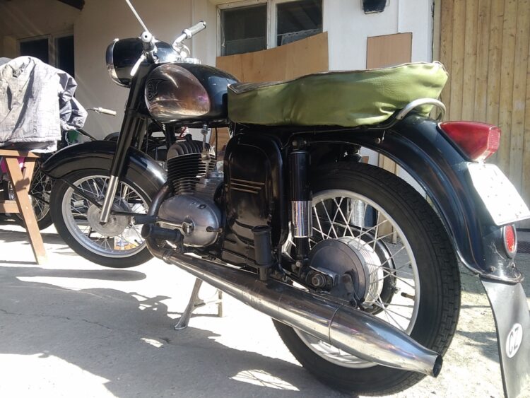 ČZ 125 typ 453 z roku 1961 – Leštění laku 9