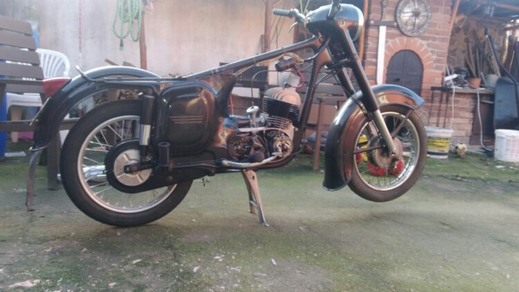 ČZ 125 typ 453 z roku 1961 – Skládání rámu 10