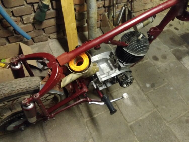 ČZ 175 typ 470 z roku 1968 – Skládání rámu 3