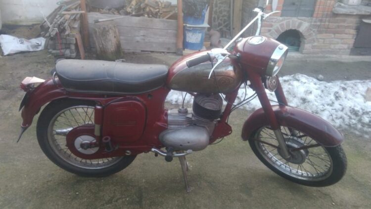 ČZ 175 typ 470 z roku 1968 – Oprava nádrže 8
