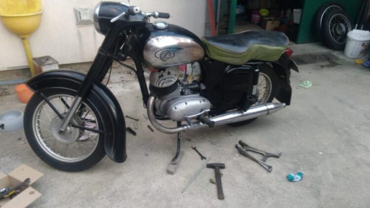 ČZ 125 typ 453 z roku 1961 – Stojan 1