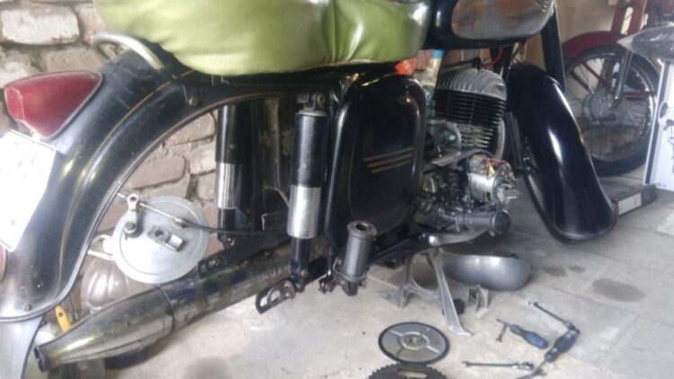 ČZ 125 typ 453 z roku 1961 – Kryt řetězu 6
