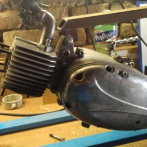 Otočný držák na opravy motorů - motor pionýr 89 Otočný držák na opravy motorů - motor pionýr 89