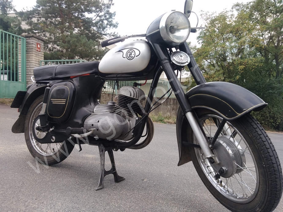 ČZ 125 typ 453 z roku 1961 - Srpnová projížďka 83 ČZ 125 typ 453 z roku 1961 - Srpnová projížďka 83