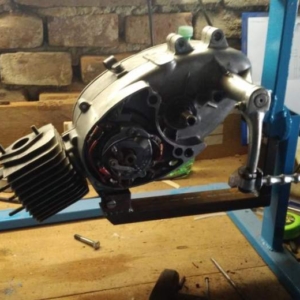 Otočný držák na opravy motorů - motor pionýr 87 Otočný držák na opravy motorů - motor pionýr 87