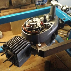 Otočný držák na opravy motorů - motor pionýr 86 Otočný držák na opravy motorů - motor pionýr 86