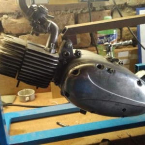 Otočný držák na opravy motorů - motor pionýr 85 Otočný držák na opravy motorů - motor pionýr 85