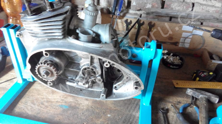 Otočný držák na opravy motorů - velká kývačka 69 Otočný držák na opravy motorů - velká kývačka 69