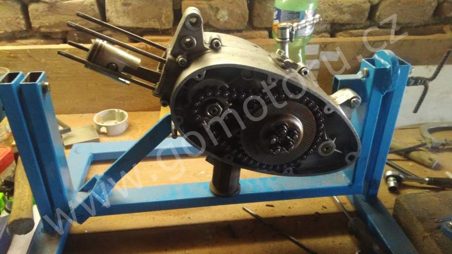 Otočný držák na opravy motorů - motor pionýr 82 Otočný držák na opravy motorů - motor pionýr 82