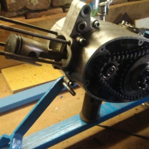 Otočný držák na opravy motorů - motor pionýr 83 Otočný držák na opravy motorů - motor pionýr 83