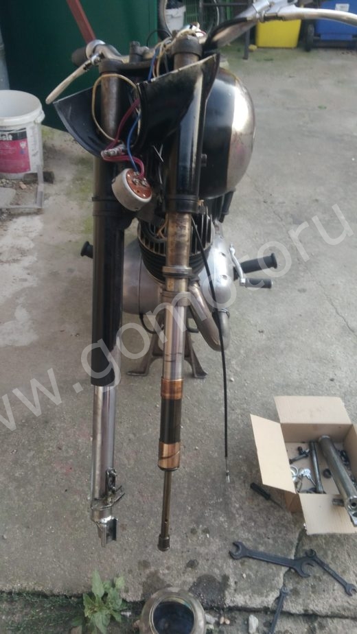 ČZ 125 typ 453 z roku 1961 - Přední vidlice 2 ČZ 125 typ 453 z roku 1961