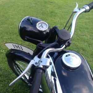 ČZ 150 C z roku 1951 - Projížďka po zahradě 2020 9 ČZ 150 C z roku 1951 - Projížďka po zahradě 2020 9