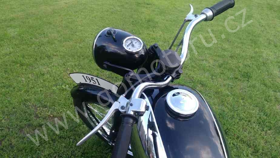 ČZ 150 C z roku 1951 - Projížďka po zahradě 2020 1 ČZ 150 C z roku 1951 - Projížďka po zahradě 2020 1