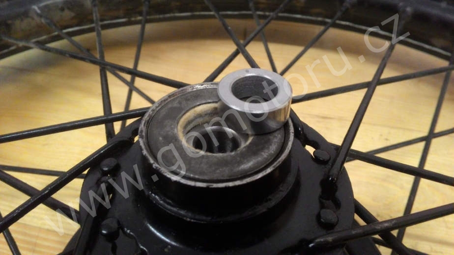 ČZ 125 T z roku 1948 - Výměna ložisek v zadním kole 147 ČZ 125 T z roku 1948 - Výměna ložisek v zadním kole 39