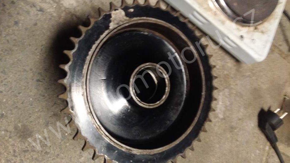 ČZ 125 T z roku 1948 – Výměna středu zadního kola 1 ČZ 125 T z roku 1948 – Výměna středu zadního kola 1