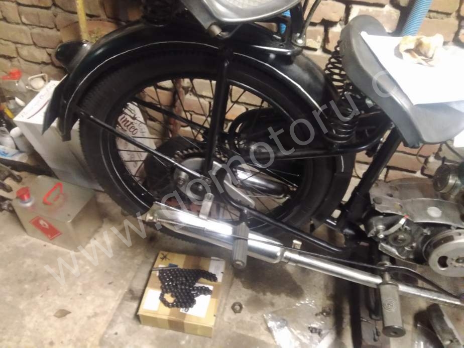 ČZ 125 T z roku 1948 - Rozplétání kol 2 ČZ 125 T z roku 1948 - Rozplétání kol 2