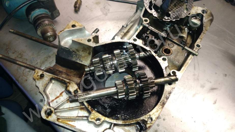 ČZ 250 typ 455 z roku 1961 - Rozebírání motoru 1 ČZ 250 typ 455 z roku 1961 - Rozebírání motoru 1