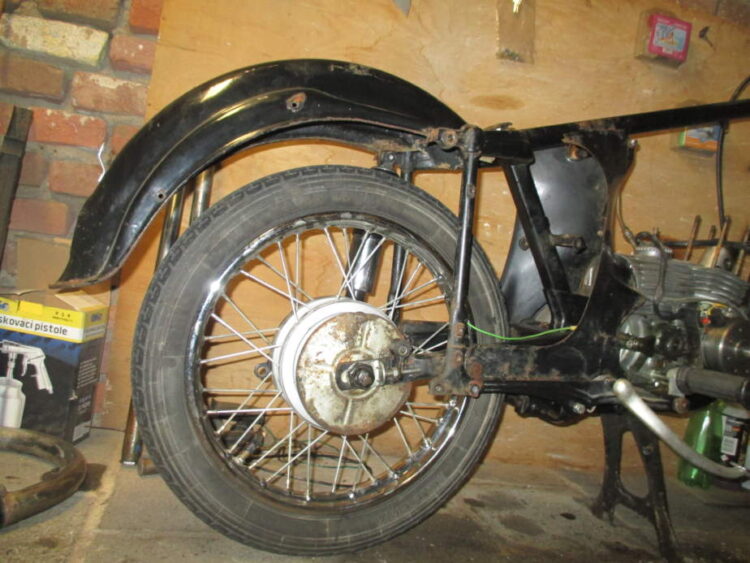 ČZ 125 typ 453 z roku 1961 – Zadní blatník a podsedlové plechy [3]