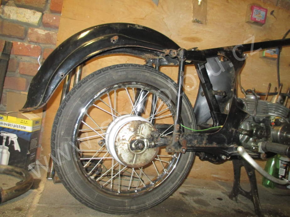 ČZ 125 typ 453 z roku 1961 - Zadní blatník a podsedlové plechy 18 ČZ 125 typ 453 z roku 1961 - Zadní blatník a podsedlové plechy 18