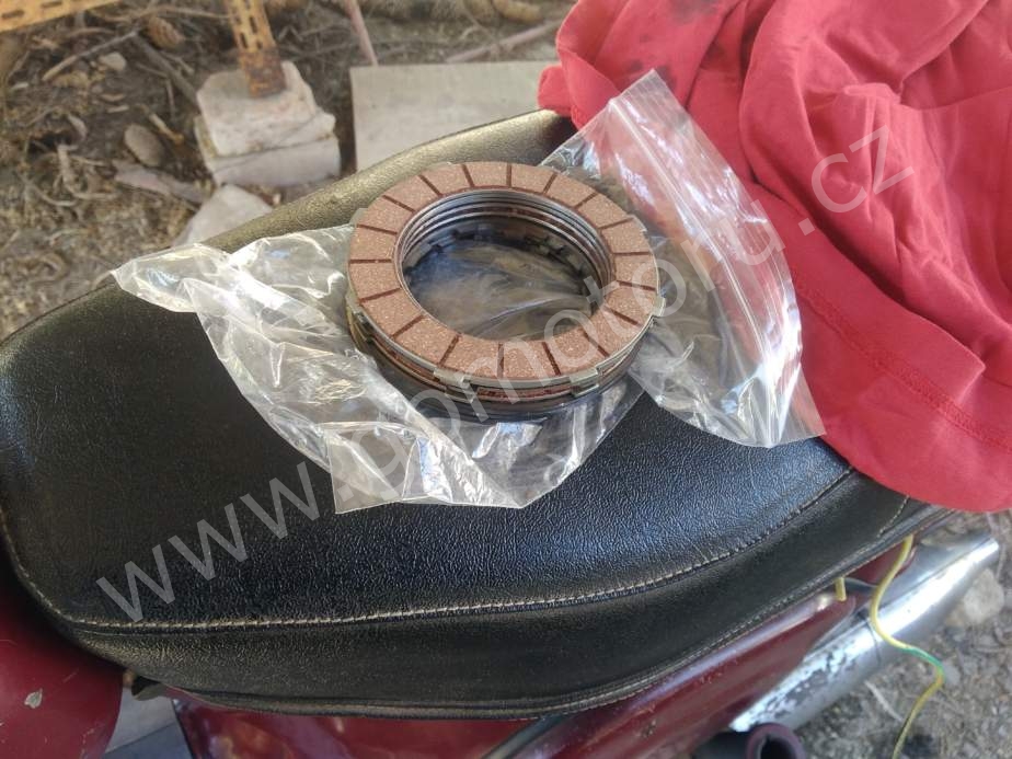 ČZ 175 typ 470 z roku 1968 - Výměna spojkových lamel 1 ČZ 175 typ 470 z roku 1968 - Výměna spojkových lamel 1