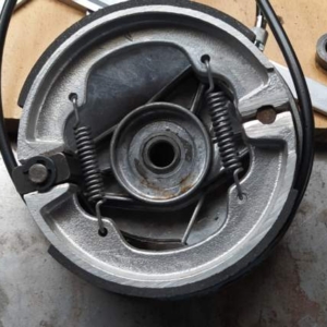 Jawa 50 typ 555 z roku 1959 - Práce na zadní části 202 Jawa 50 typ 555 z roku 1959 - Práce na zadní části 202