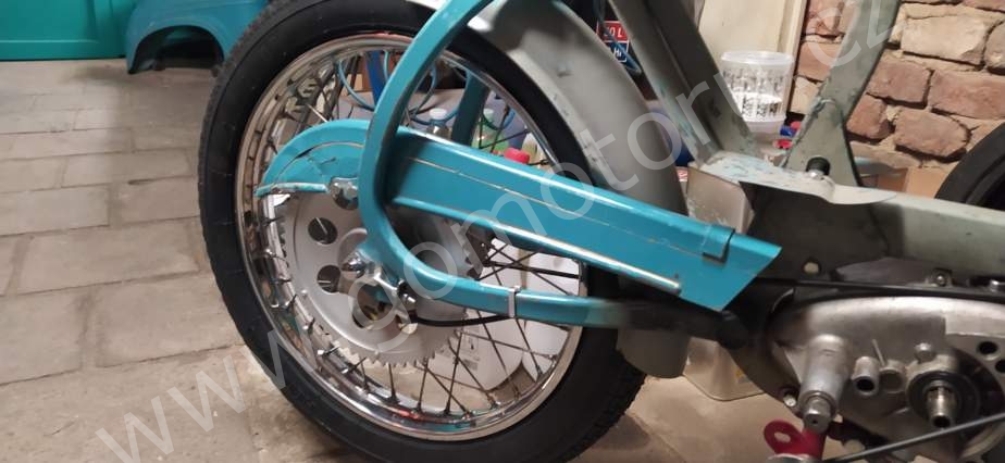 Jawa 50 typ 555 z roku 1959 - Práce na zadní části 188 Jawa 50 typ 555 z roku 1959 - Práce na zadní části 188