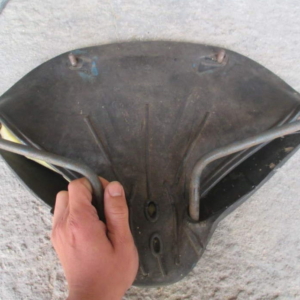 ČZ 150 C z roku 1951 - Výměna gumového potahu sedla 67 ČZ 150 C z roku 1951 - Výměna gumového potahu sedla 67