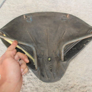 ČZ 150 C z roku 1951 - Výměna gumového potahu sedla 66 ČZ 150 C z roku 1951 - Výměna gumového potahu sedla 66