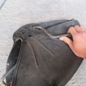 ČZ 150 C z roku 1951 - Výměna gumového potahu sedla 68 ČZ 150 C z roku 1951 - Výměna gumového potahu sedla 68