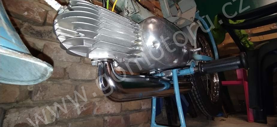 Jawa 50 typ 555 z roku 1959 – Kříž, stojan a výfuk 277 Jawa 50 typ 555 z roku 1959 – Kříž, stojan a výfuk 277