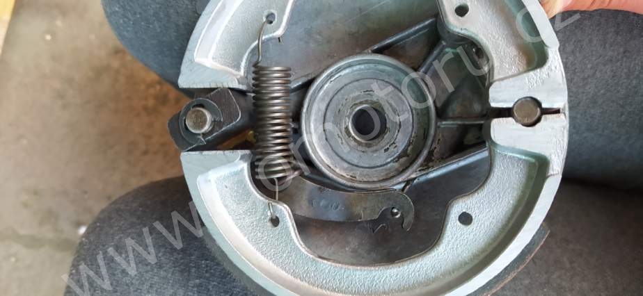 Jawa 50 typ 555 z roku 1959 – Oprava brzd 7 Jawa 50 typ 555 z roku 1959 – Oprava brzd 7