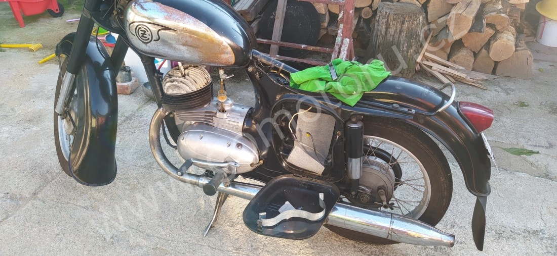 ČZ 125 typ 453 z roku 1961 - Porucha motoru 1 ČZ 125 typ 453 z roku 1961 - Porucha motoru 1
