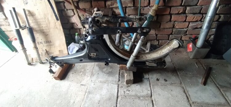 Puch Monza 4S z roku 1977 – Rozebírání rámu 23