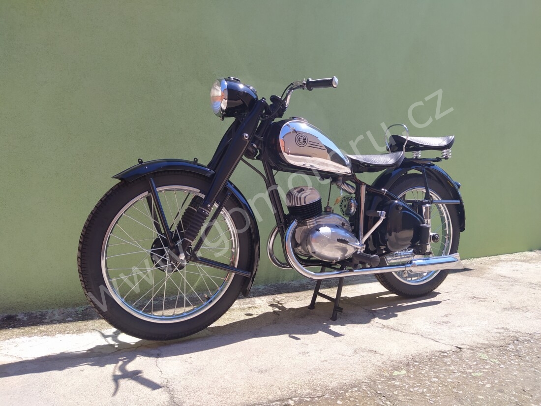 ČZ 150 C z roku 1951 - Příprava na veteránskou testaci 248 ČZ 150 C z roku 1951 - Příprava na veteránskou testaci 248
