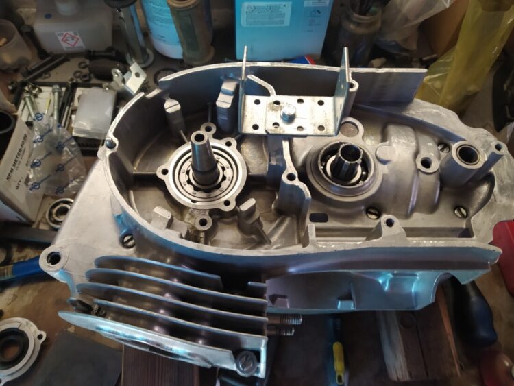 ČZ 125 typ 453 z roku 1961 – Skládání motoru 3