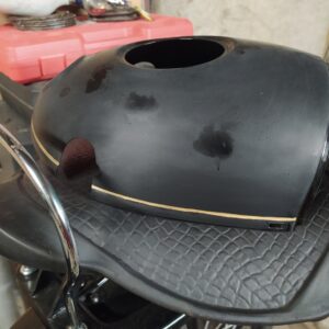 ČZ 125 typ 453 z roku 1961 – Přeleštění laku [2]