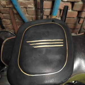 ČZ 125 typ 453 z roku 1961 – Přeleštění laku [8]
