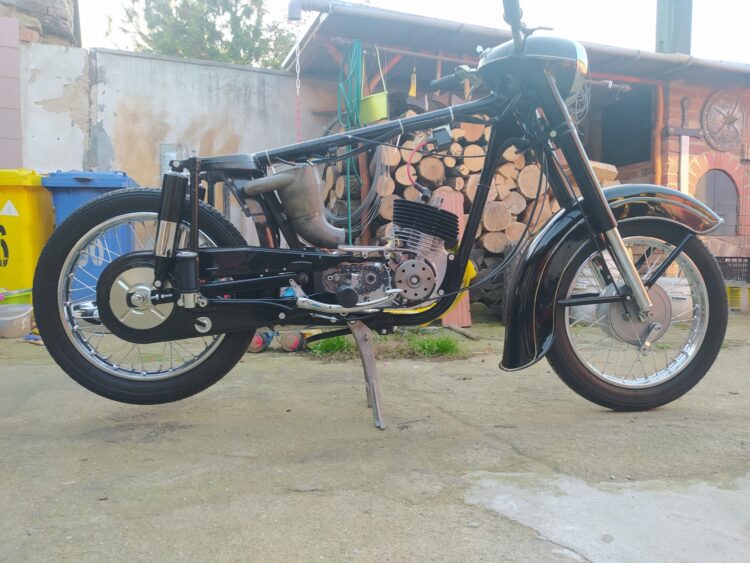 ČZ 125 typ 453 z roku 1961 – Skládání motoru [5]
