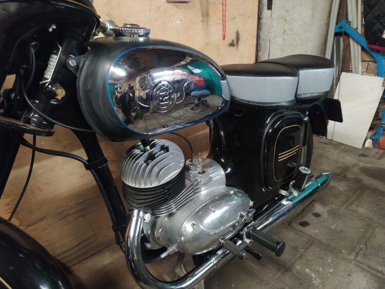 Čz 125 typ 453 z roku 1961 lakování nádrže [7]