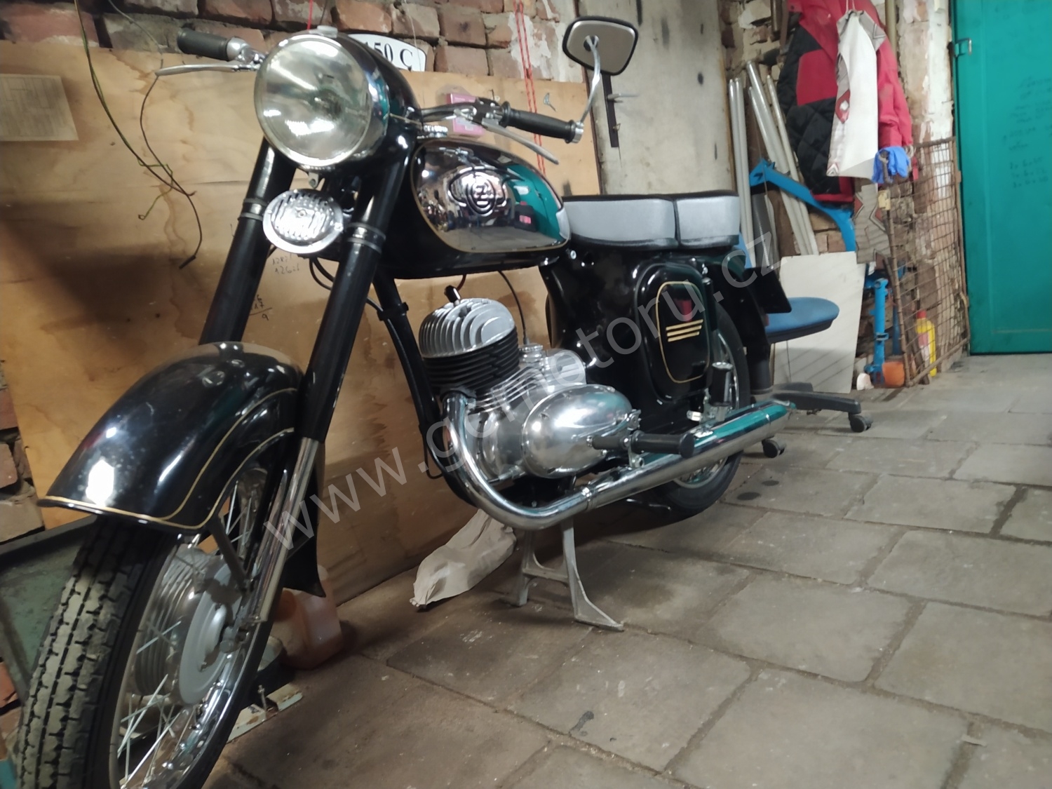 ČZ 125 typ 453 z roku 1961 - Montáž nádrže na rám 311 ČZ 125 typ 453 z roku 1961 - Montáž nádrže na rám 311