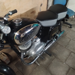 ČZ 125 typ 453 z roku 1961 - Montáž nádrže na rám 318 ČZ 125 typ 453 z roku 1961 - Montáž nádrže na rám 318