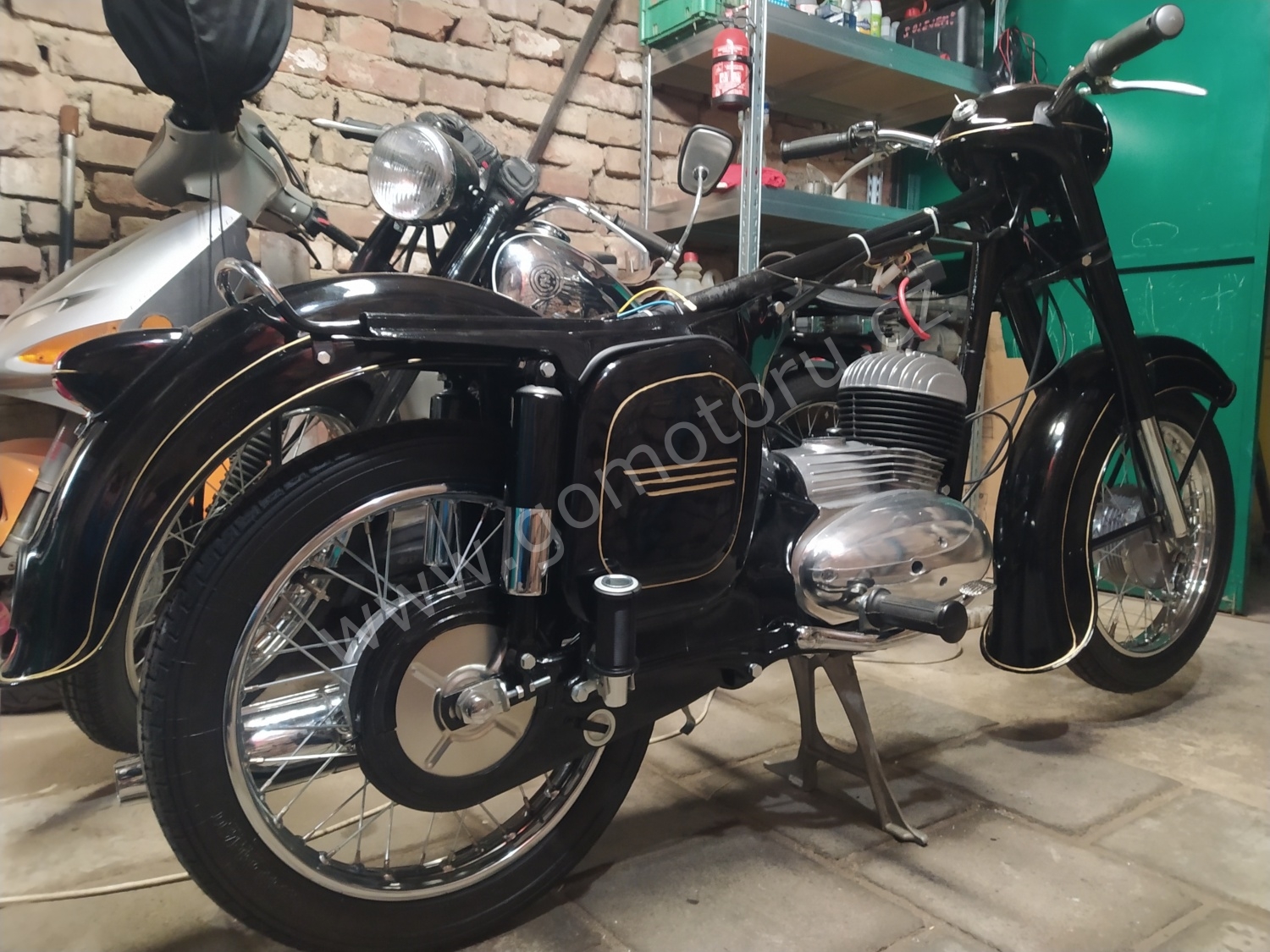 Skládání motorky - ČZ 125 typ 453 z roku 1961 216 Skládání motorky - ČZ 125 typ 453 z roku 1961 216