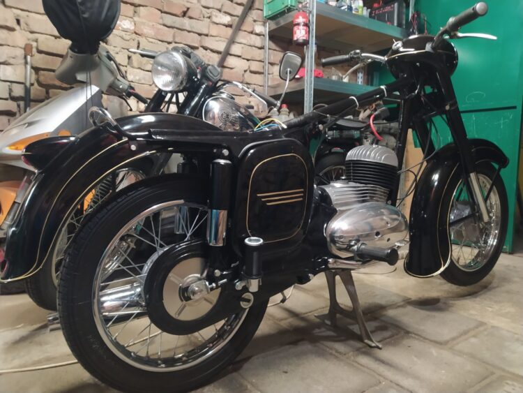 Skládání motorky – ČZ 125 typ 453 z roku 1961 [12]