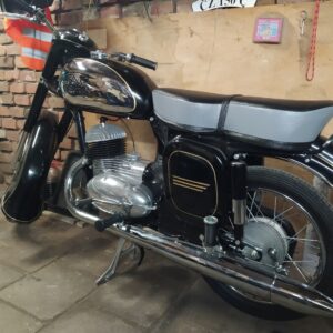 ČZ 125 typ 453 z roku 1961 – Montáž nádrže na rám [1]