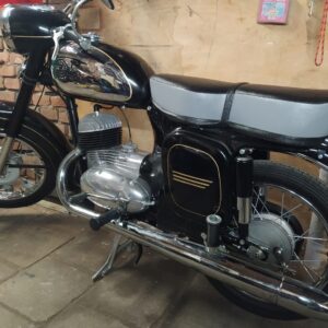 ČZ 125 typ 453 z roku 1961 – Montáž nádrže na rám [2]