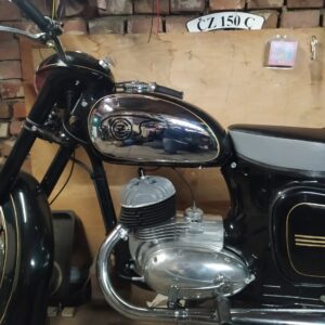ČZ 125 typ 453 z roku 1961 – Montáž nádrže na rám [5]