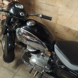 ČZ 125 typ 453 z roku 1961 – Montáž nádrže na rám [6]