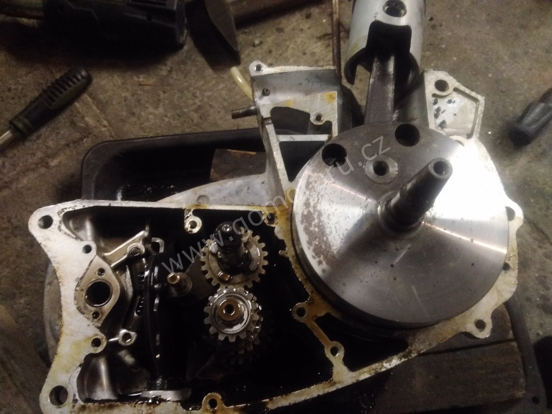 ČZ 175 typ 477 z roku 1970 - Rozebírání motoru - pokračování 213 ČZ 175 typ 477 z roku 1970 - Rozebírání motoru - pokračování 213