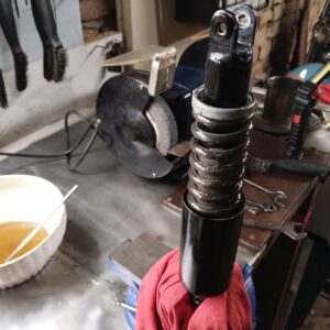 ČZ 125 typ 453 z roku 1961 - Oprava zadních tlumičů 55 ČZ 125 typ 453 z roku 1961 - Oprava zadních tlumičů 55